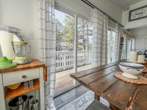 Istumisnurk majutusasutuses Comes with canoe and kayak use Lake house with hot tub and fire pit
