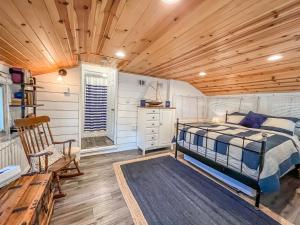 Voodi või voodid majutusasutuse Comes with canoe and kayak use Lake house with hot tub and fire pit toas