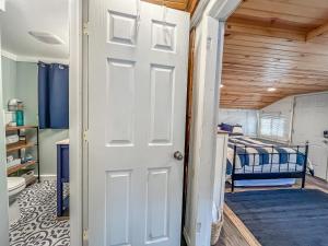 Voodi või voodid majutusasutuse Comes with canoe and kayak use Lake house with hot tub and fire pit toas