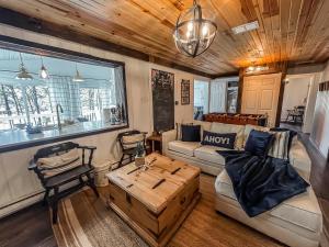Istumisnurk majutusasutuses Comes with canoe and kayak use Lake house with hot tub and fire pit