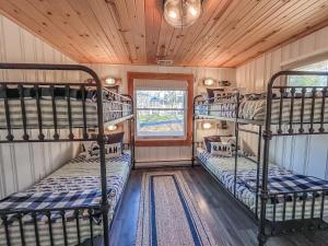 Voodi või voodid majutusasutuse Comes with canoe and kayak use Lake house with hot tub and fire pit toas