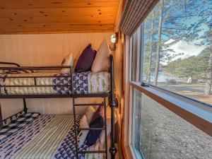 Voodi või voodid majutusasutuse Comes with canoe and kayak use Lake house with hot tub and fire pit toas