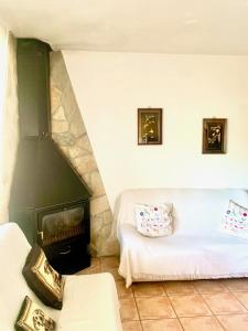 sala de estar con sofá y chimenea en Can Pantoni, en Deltebre