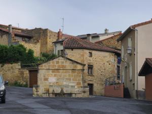 um velho edifício de pedra no meio de uma rua em maison de bourg en pierre em Saint-Maurice