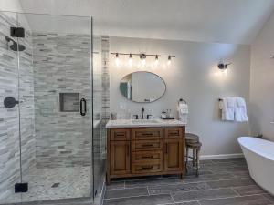 een badkamer met een douche, een wastafel en een spiegel bij Newly Renovated Super Close Lake Access Dock Walk to Ski Slopes at Wisp in McHenry