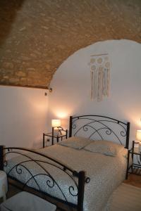 una camera con un letto e due luci sul muro di maison de bourg en pierre a Saint-Maurice