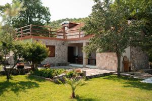 a house with a garden and a house at Villa Mramor in Neum