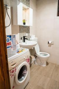 ein Badezimmer mit einer Waschmaschine und einem Waschbecken in der Unterkunft Villa Mramor in Neum
