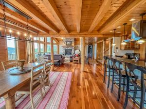 斯旺顿Lake Access Hot Tub Fire Pit Free Golf More的用餐室和带木制天花板的客厅