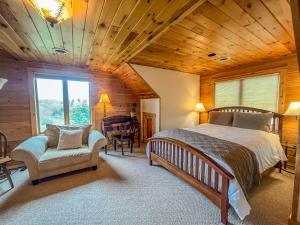 斯旺顿Lake Access Hot Tub Fire Pit Free Golf More的一间卧室，配有一张床、一把椅子和一张书桌