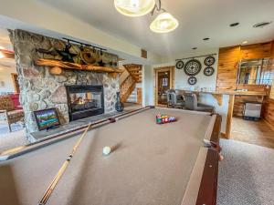 斯旺顿Lake Access Hot Tub Fire Pit Free Golf More的带壁炉的客厅设有台球桌