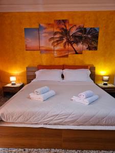 ein Schlafzimmer mit einem Bett mit zwei Handtüchern darauf in der Unterkunft B&B Al Borgo in Troina