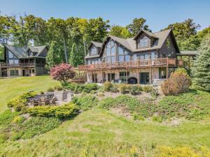 斯旺顿Lake Access Hot Tub Fire Pit Free Golf More的山顶上的大房子