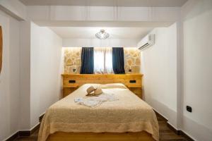 En eller flere senge i et værelse på Mathraki Resort