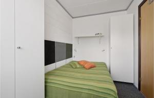 NymindegabにあるBeautiful Apartment In Nrre Nebel With 1 Bedrooms And Wifiのベッドルーム1室(オレンジ色の枕付きのベッド1台付)