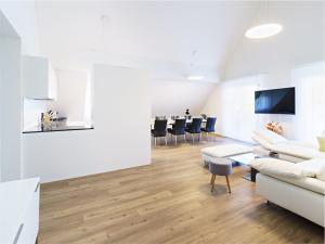 Exklusive 4.5 Zimmer Wohnung für Familien und Business في Eschenz: غرفة معيشة مع أريكة وطاولة وكراسي