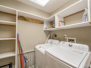 麦克亨利Luxury Stunning Mountaintop Home with Hot Tub and Lake Views的洗衣房配有洗衣机及架子 更多40张照片