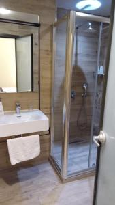 A bathroom at Sultanahmet Newport Hotel Még 37 kép