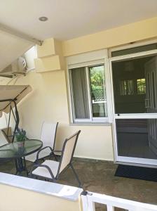 une chambre avec une table, des chaises et une fenêtre dans l'établissement Villa Thassos Paradise, à Thasos