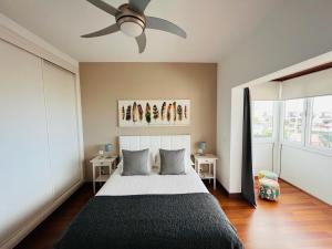 1 dormitorio con 1 cama y ventilador de techo en Casa Lola, en Costa Teguise