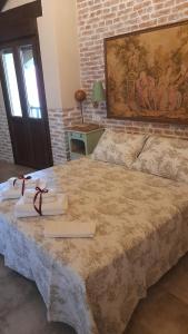 duże łóżko z dwoma ręcznikami na górze w obiekcie La Posada del Canario w mieście Cangas de Onís