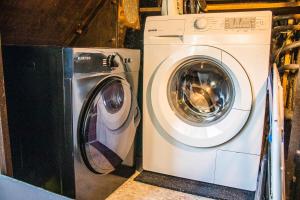 a washing machine and a washer in a room at Historisches Stellwerk mit Garten in bester Innenstadtlage & Boxspringbetten nahe der Schweizer Grenze in Lörrach