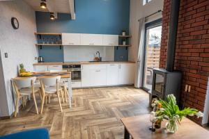 Kuchyň nebo kuchyňský kout v ubytování Kaszubska Lawenda Żuromino, Domek nr 1