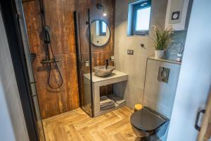 Koupelna v ubytování Kaszubska Lawenda Żuromino, Domek nr 1 + 61 fotografií