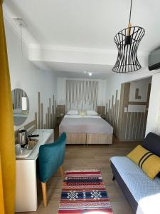 Hotel - Villa Lejla في موستار: غرفة نوم بسرير وطاولة واريكة