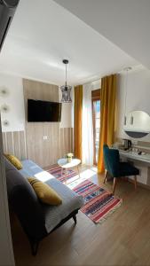 uma sala de estar com uma cama e uma mesa em Hotel - Villa Lejla em Mostar