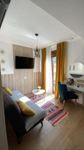 Hotel - Villa Lejla في موستار: غرفة معيشة مع سرير وطاولة