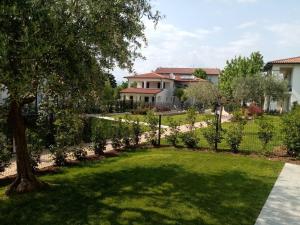 a yard with a fence and a house at RESIDENCE FIORE ROSSO in Sirmione