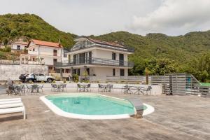 - une piscine en face d'une maison dans l'établissement Tenuta Croce Appartamento Karol-Piscina-Vista Mare, à Salerne