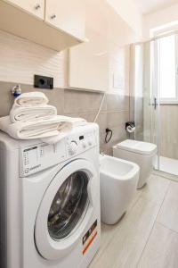 La salle de bains est pourvue d'un lave-linge et de toilettes. dans l'établissement Tenuta Croce Appartamento Karol-Piscina-Vista Mare, à Salerne