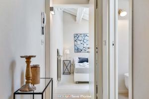 corridoio con camera da letto con letto e tavolo di The Charme, TerreMarine a La Spezia