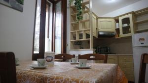 una mesa en una cocina con un mantel. en Rocca Cilento B&B, en San Martino