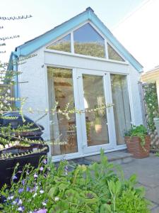 a greenhouse in a garden with plants at Luxury detached annexe in Kingsbridge with estuary walk to great pub & parking in Kingsbridge