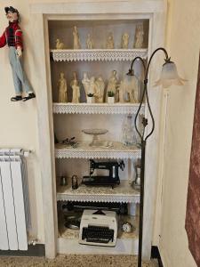 a room with a shelf with figurines and a typewriter at B&B Al Borgo in Troina