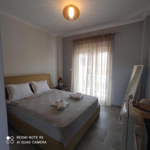 una camera da letto con un grande letto con asciugamani di Nafsika ad Ammouliani
