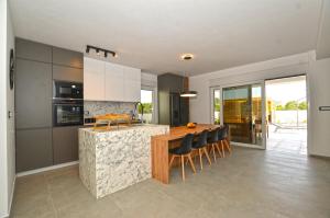 Η κουζίνα ή μικρή κουζίνα στο Villa 5H