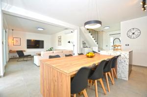 Μια τηλεόραση ή/και κέντρο ψυχαγωγίας στο Villa 5H
