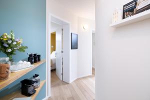 ein Zimmer mit einer weißen Tür und einem Regal mit Schuhen in der Unterkunft La Senne in Brüssel