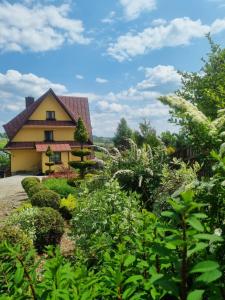 a house in the middle of a garden at Willa Anna Kluszkowce in Kluszkowce