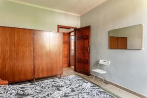a hallway with a door and a chair and a mirror at Apartments Volpino - Affitti Brevi Italia in Lucca