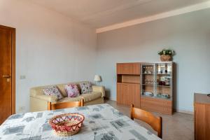 a living room with a table and a couch at Apartments Volpino - Affitti Brevi Italia in Lucca