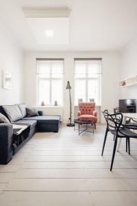 Apartamenty Woźna 14a, 2 rooms, self check in 24h في بوزنان: غرفة معيشة مع أريكة وطاولة وكراسي