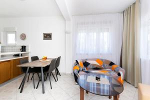 Kuchyňa alebo kuchynka v ubytovaní Apartments Angel + 20 fotografií