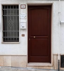 オストゥーニにあるLa maison de Roseの建物脇の茶色い扉