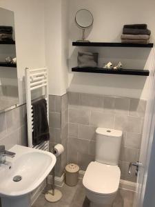 a bathroom with a white toilet and a sink at Entire 2 bedroom house in Tamworth in Tamworth