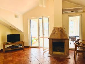 TV a/nebo společenská místnost v ubytování Rafailovici Holiday Apartments